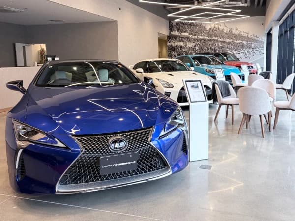 レクサスなどの高級車が展示された輸入車ディーラーのショールーム内観