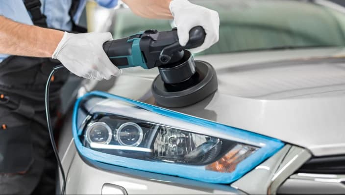 外車のボディを丁寧に磨き上げるプレミアムコーティング施工の様子