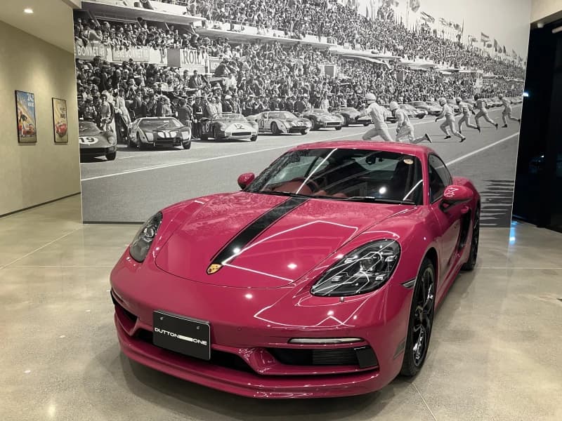 Dutton One横浜港北店のショールームに飾られたオーラを放つ「ポルシェ718 ケイマン スタイルエディション」