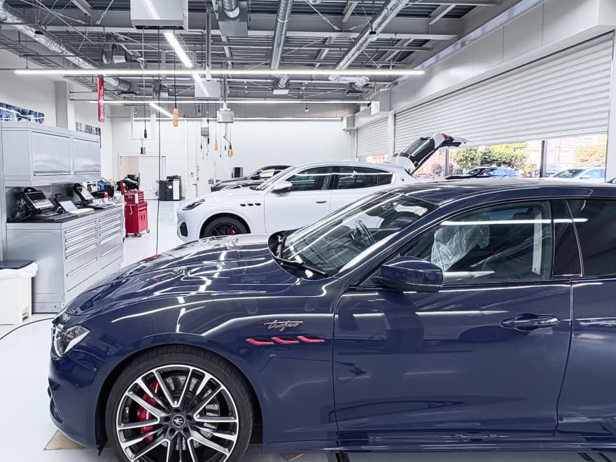マセラティなどの人気モデルが並ぶ輸入車ディーラーのピットスペース