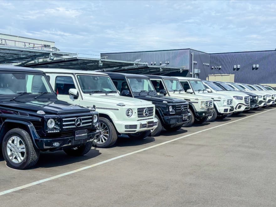 メルセデスベンツGクラスが屋外に整然と並ぶ人気SUVの在庫車両