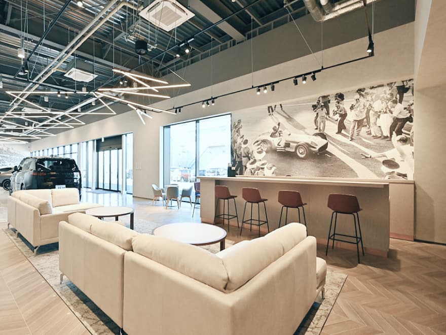 開放感のある空間に配置された輸入車オーナー向けの高級商談ラウンジ