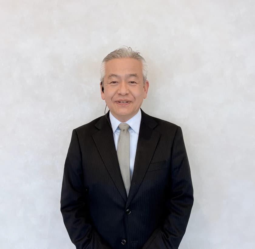 輸入車販売を通じた信頼を届ける代表の林氏による誠実なポートレート