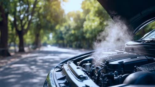 路上でエンジンから煙が出ている外車の故障トラブルシーン